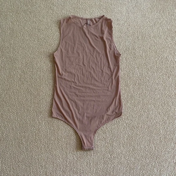 SKIMS Sleeveless Thong Bodysuit – 2 Pack – Size Large – Nude & Black - Picture 3 of 8